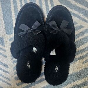UGG black bow slippers size 11 women's, pure UGG wool